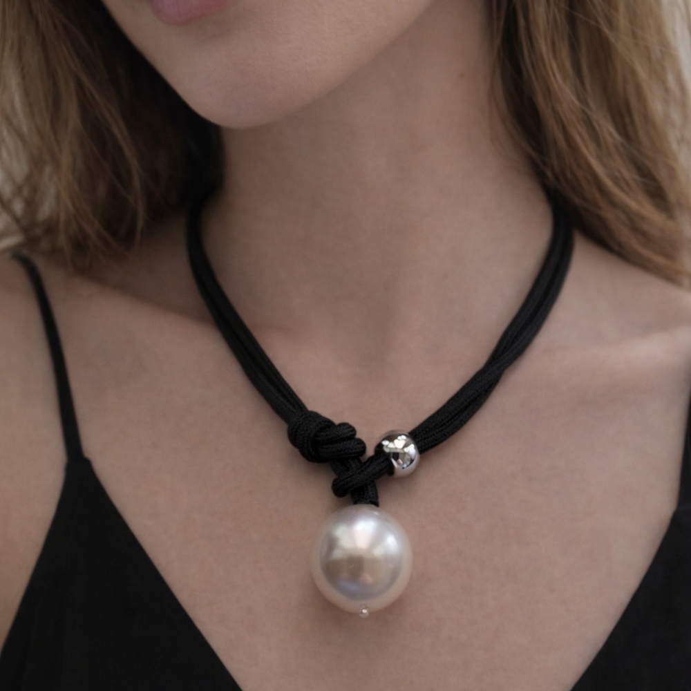 Elegant Black and Gold Necklace